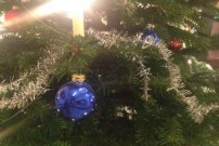 Blaue Christbaumkugel auf Tannenbaum und weiterer Schmuck